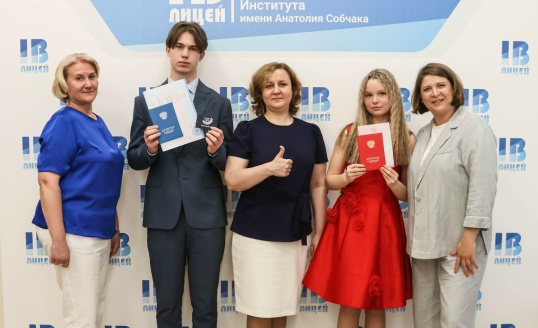 25 июня 2026 в Экономическом лицее МБИ состоялось торжественное вручение аттестатов выпускникам 9 и 11 классов 25 июня 2026 в Экономическом лицее МБИ состоялось торжественное вручение аттестатов выпускникам 9 и 11 классов
